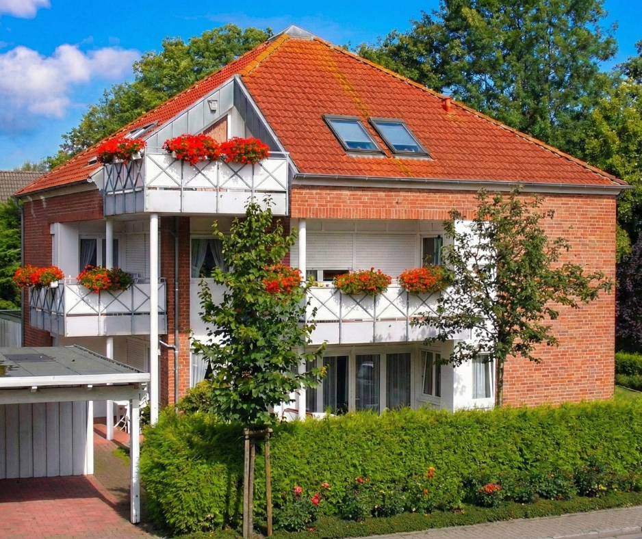 Symbol eines Standortmarkers mit dem Text "Ruhige Lage" im Hintergrund von Dächern.