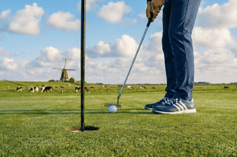Spritzendes Wasser auf blauer Oberfläche, fokussiert auf einen schwimmenden Kopf.